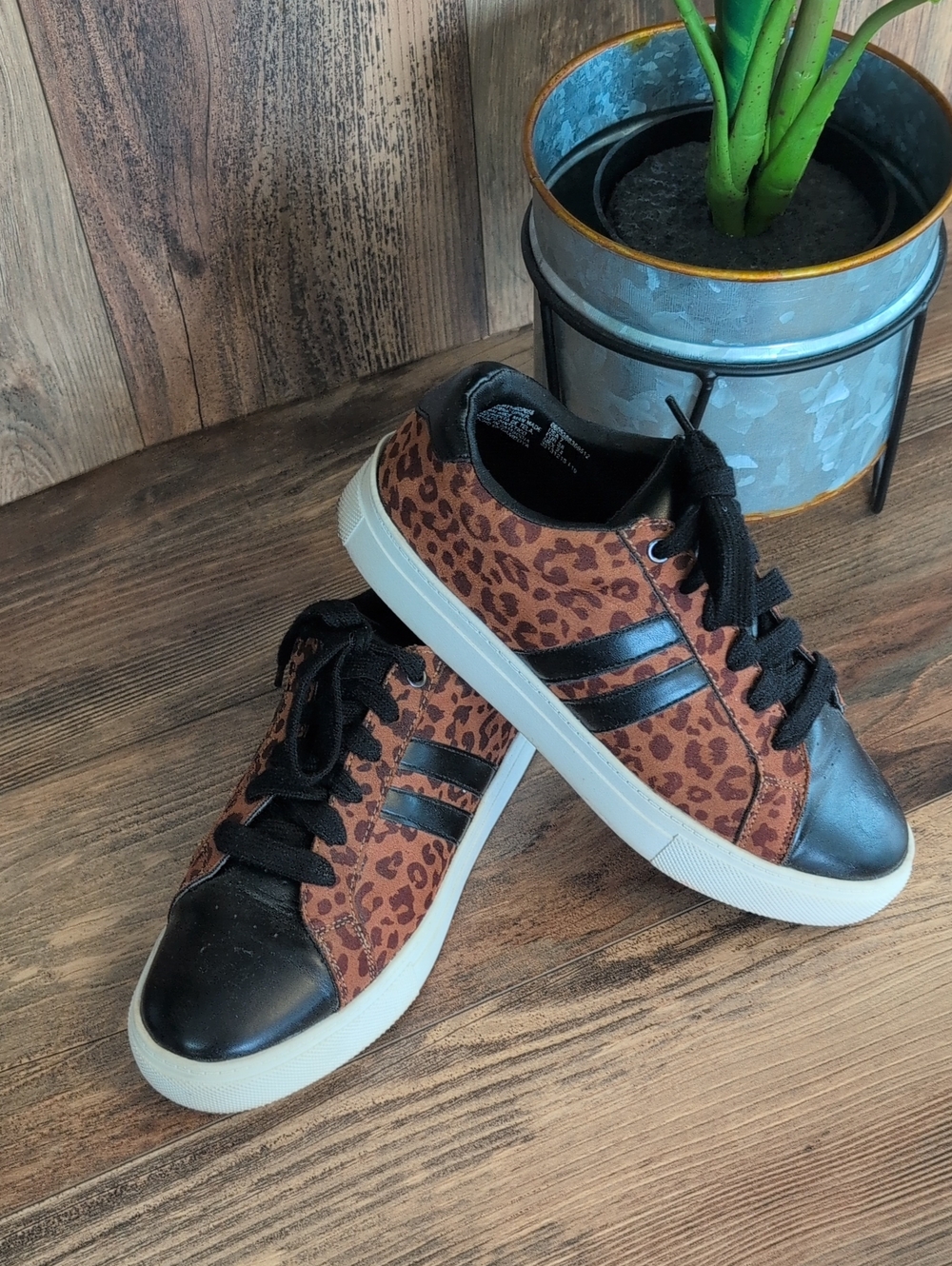 Time and Tru Leopard Print Athletic Memory Foam Sneakers 7